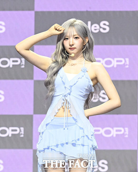정하연과 박시온, 김채원, 지연, 서아, 설린(왼쪽 위부터 시계 방향)이 포즈를 취하고 있다.