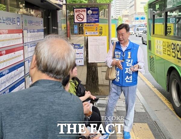 김제선 더불어민주당 대전시 중구청장 후보가 1일 중구 주민들의 의견을 듣기 위해 버스를 타고 대전시 중구 전역을 누빈다. 버스 환승을 기다리며 주민들과 소통하고 있는 김 후보 /김제선 후보 캠프