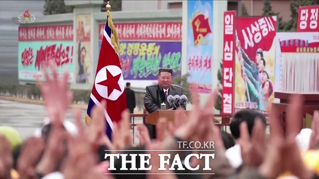 전문가들은 최근 중국 내 북한 노동자 임금이 과거보다 상승하고 있다는 점에 주목한다. 사진은 지난 3월 김정은 국무위원장이 상원세멘트연합기업소를 방문해 노동자들이 박수쳤던 모습. /조선중앙TV 갈무리, 뉴시스
