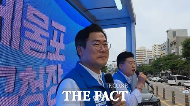 1일 박찬대 인천시장 후보가 유세 차량을 이용해 제물포 일대를 돌며 시민들에게 지지를 호소하고 있다. /박찬대 후보 유튜브 갈무리