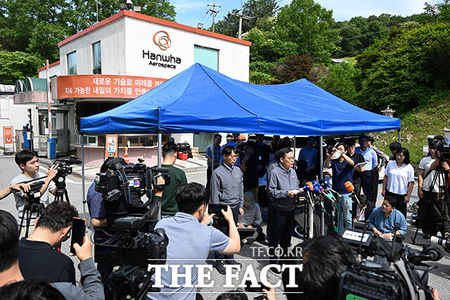 손재일 한화에어로스페이스 대표이사(가운데)와 관계자들이 1일 오후 대전 유성구 한화에어로스페이스 대전사업장 앞에서 화재발생 관련 브리핑을 마치고 고개숙여 사과하고 있다. /대전=김성렬 기자