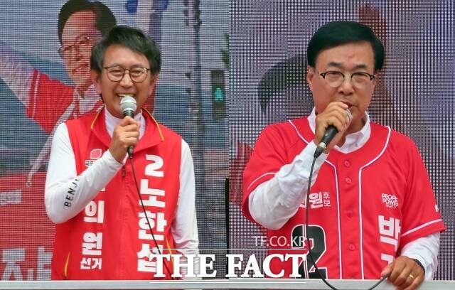 노한섭· 박기영 충남도의원 후보가 1일 산성시장 순풍외과 앞에서 열린 집중유세에서 지원연설을 하고 있다. /김형중 기자