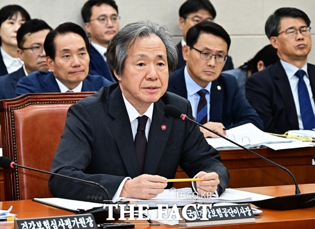 정기석 국민건강보험공단 이사장이 2025년 10월 17일 서울 여의도 국회 보건복지위원회에서 열린 건강보험공단과 건강보험심사평가원에 대한 국정감사에 출석해 질의에 답변을 하고 있다. /배정한 기자
