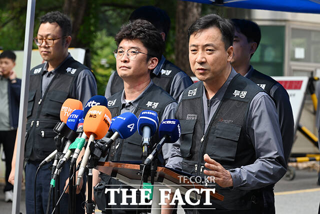허록 전국화학연맹 한화노조 위원장이 1일 오후 대전 유성구 한화에어로스페이스 대전사업장 앞에서 폭발 화재와 관련된 입장문을 발표하고 있다. /대전=김성렬 기자