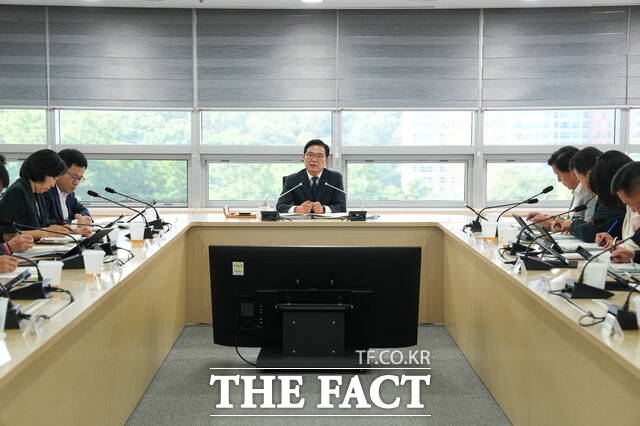 김석필 천안시장 권한대행이 1일 확대간부회의에서 철저한 선거사무 관리와 민선9기 안정적 출범 준비를 당부하고 있다. /천안시