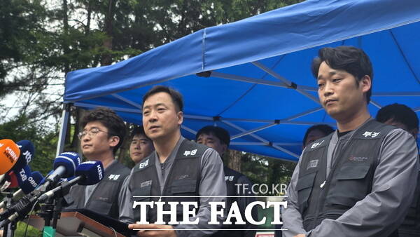 허록 전국화학연맹 한화 노조위원장(가운데)이 1일 폭발사고가 발생한 한화에어로스페이스 대전사업장 정문에서 기자회견을 열고 성명서를 발표하고 있다. /정예준 기자