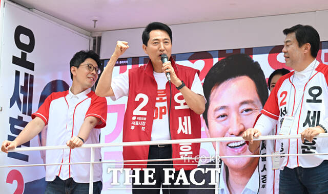 오세훈 국민의힘 서울시장 후보가 6.3 지방선거 본투표를 이틀 앞둔 1일 서울 도봉구 도깨비시장을 찾아 유권자들에게 지지를 호소하며 '글로벌 TOP3'이라고 적힌 티셔츠를 공개하고 있다. /이새롬 기자