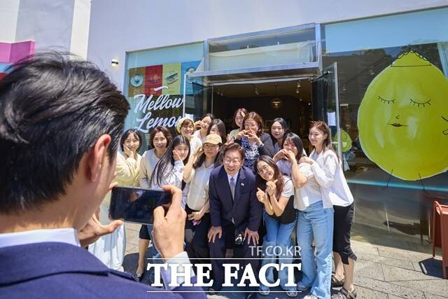 청와대는 정부 출범 1주년을 맞아 오는 10일부터 연말까지 사랑채에서 국민주권정부의 지난 1년 성과를 국민과 함께 돌아보는 기획전시 '빛의 궤적'을 개최한다. 이재명 대통령과 영부인 김혜경 여사가 5월29일 서울 종로구 삼청동주민센터 사전투표소 인근에서 시민들과 기념촬영을 하고 있다. /청와대