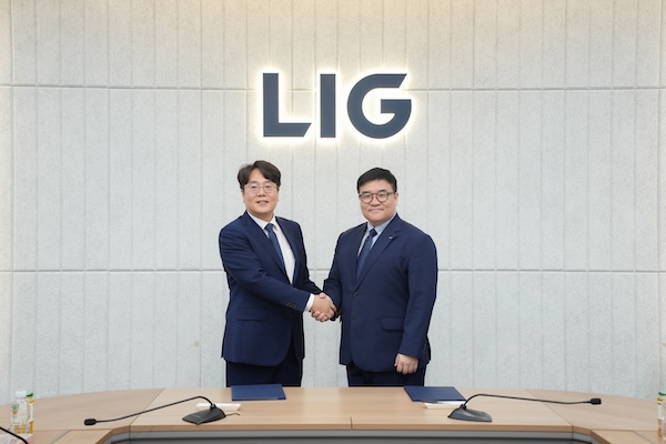 LIG D&A가 디토닉과 LIG D&A 판교하우스에서 ‘방산특화 AI 플랫폼 L-NODE 개발을 위한 업무협약(MOU)’을 체결했다. 양사 고위 관계자들이 기념촬영을 하고 있다. /LIG D&A