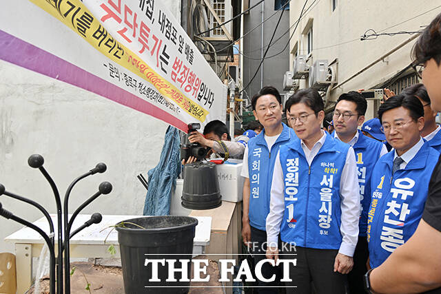 쪽방촌 골목길 살피는 정원오 후보.