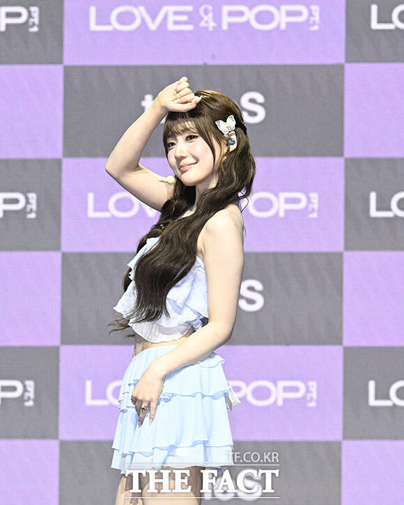 김나경과 공유빈, 카에데, 곽연지, 코토네, 서다현(왼쪽 위부터 시계 방향)이 포즈를 취하고 있다.
