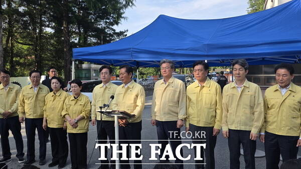 정청래 더불어민주당 대표가 1일 한화에어로스페이스 대전사업장 폭발 사고 현장을 방문한 뒤 입장을 밝히고 있는 모습. /정예준 기자