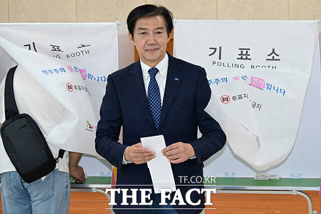 조국혁신당이 1일 경기 평택을 국회의원 재선거에서 자당 조국 후보가 당선돼야 더불어민주당과의 합당 논의가 더욱 원활하게 진행될 수 있을 것이라 주장했다. 사진은 조 후보가 지난달 29일 경기 평택시 안중읍행정복지센터에 마련된 사전투표소에서 투표를 마치고 기표소를 나오고 있는 모습. /남윤호 기자
