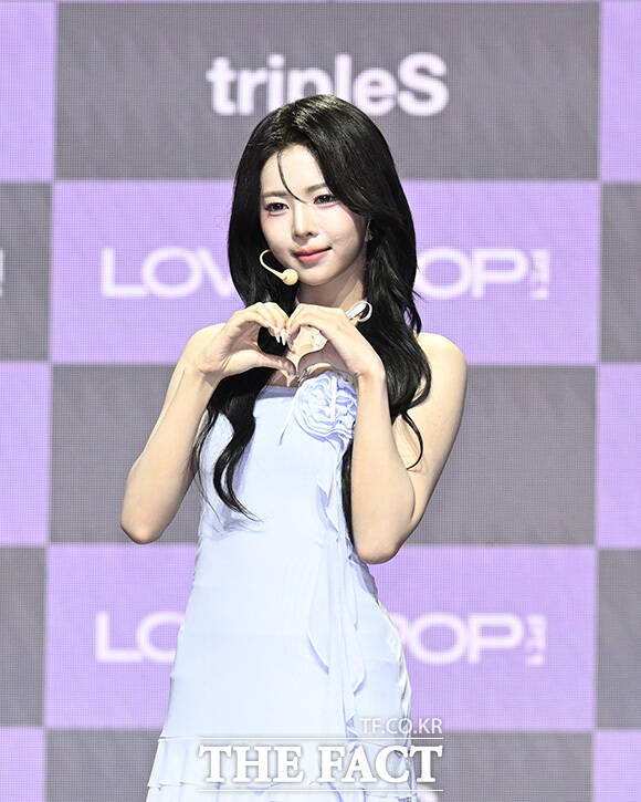 김나경과 공유빈, 카에데, 곽연지, 코토네, 서다현(왼쪽 위부터 시계 방향)이 포즈를 취하고 있다.