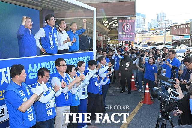 이원택 더불어민주당 전북도지사 후보(가운데)가 지난달 31일 전북 전주시 덕진구 모래내시장에서 열린 전북-전남광주-제주 상생 발전 특별정책협약식에 참석해 시민들을 향해 지지를 호소하고 있다. /김성렬 기자