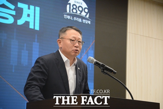 정진완 우리은행장이 1일 서울 명동 우리은행 본점에서 열린 생산적 기업승계 기자간담회 인사말을 통해 우리은행의 기업승계 관련 전략을 설명하고 있다. /김태환 기자