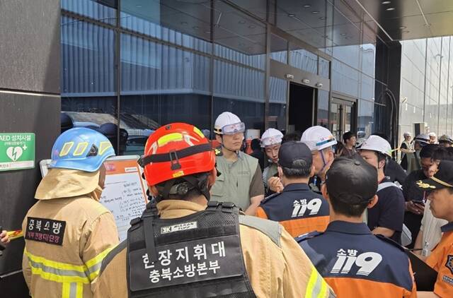 1일 오전 10시 30분쯤 SK하이닉스 청주 공장에서 불이 나 소방 인력이 현장 조사를 진행하고 있다. /청주서부소방서·뉴시스