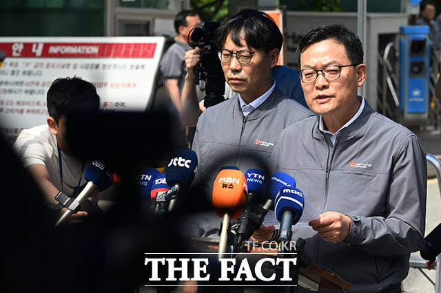 손재일 한화에어로스페이스 대표이사(가운데)와 관계자들이 1일 오후 대전 유성구 한화에어로스페이스 대전사업장 앞에서 화재발생 관련 브리핑을 마치고 고개숙여 사과하고 있다. /대전=김성렬 기자