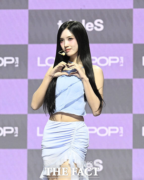 정하연과 박시온, 김채원, 지연, 서아, 설린(왼쪽 위부터 시계 방향)이 포즈를 취하고 있다.