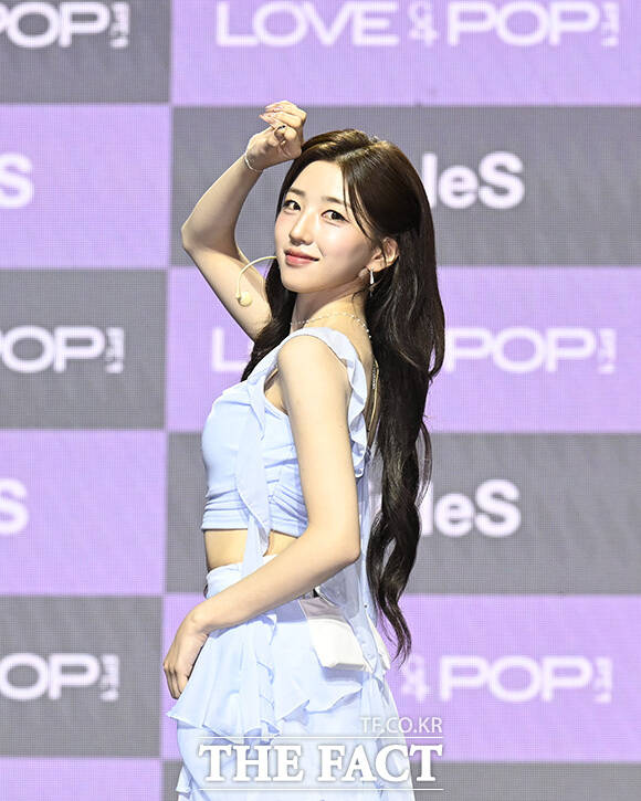 정하연과 박시온, 김채원, 지연, 서아, 설린(왼쪽 위부터 시계 방향)이 포즈를 취하고 있다.