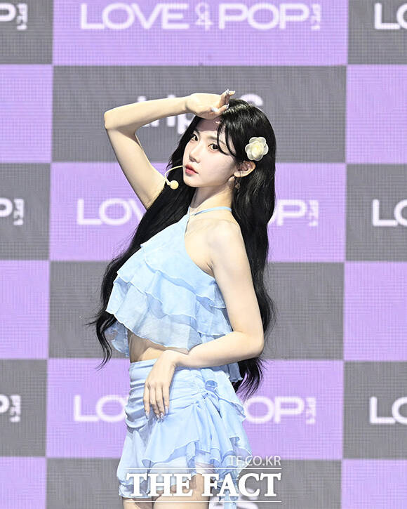 김나경과 공유빈, 카에데, 곽연지, 코토네, 서다현(왼쪽 위부터 시계 방향)이 포즈를 취하고 있다.