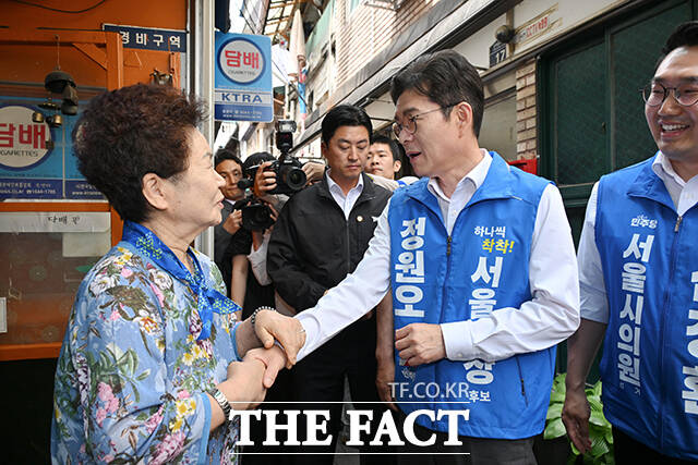 정 후보가 주민과 인사하는 모습.