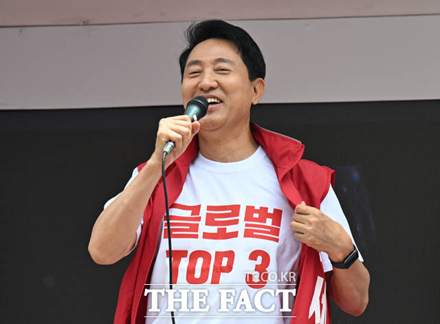 오세훈 국민의힘 서울시장 후보가 6.3 지방선거 본투표를 이틀 앞둔 1일 서울 도봉구 도깨비시장을 찾아 유권자들에게 지지를 호소하며 '글로벌 TOP3'이라고 적힌 티셔츠를 공개하고 있다. /이새롬 기자