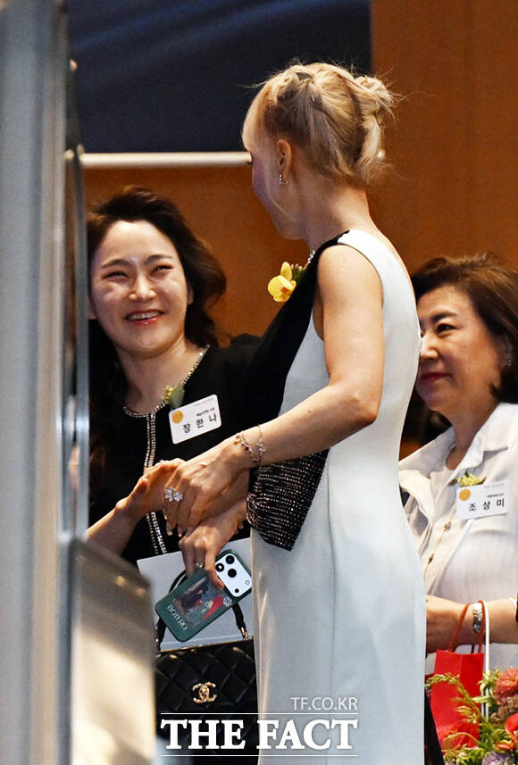 장한나 예술의전당 신임 사장(왼쪽)과 소프라노 조수미가 1일 서울 중구 신라호텔에서 열린 2026 삼성 호암상 시상식에서 인사하고 있다.