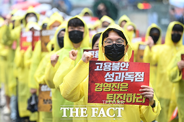 카카오 노조는 오는 10일 본사를 포함한 주요 5개 법인이 부분 파업에 나서겠다고 예고했다. 사진은 지난달 20일 경기도 성남시 판교역광장에서 열린 결의대회에 참석한 카카오 노조 조합원의 모습이다. /남윤호 기자