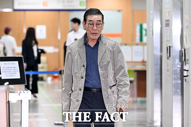 5000억대 부동산 투자사기 혐의를 받는 김현재 케이삼흥 회장이 1일 오전 서울 서초구 서울중앙지방법원에서 열린 공판에 출석하고 있다. /서예원 기자