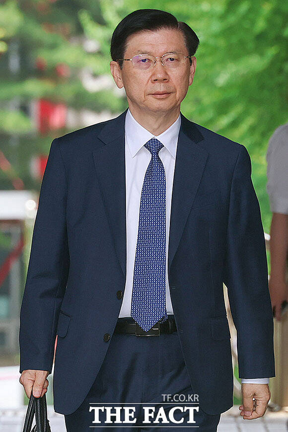 윤석열 전 대통령 체포방해 혐의를 받는 박종준 전 대통령 경호처장이 1일 오후 서울 서초구 서울중앙지방법원에서 열린 1심 결심공판에 출석하고 있다. /서예원 기자