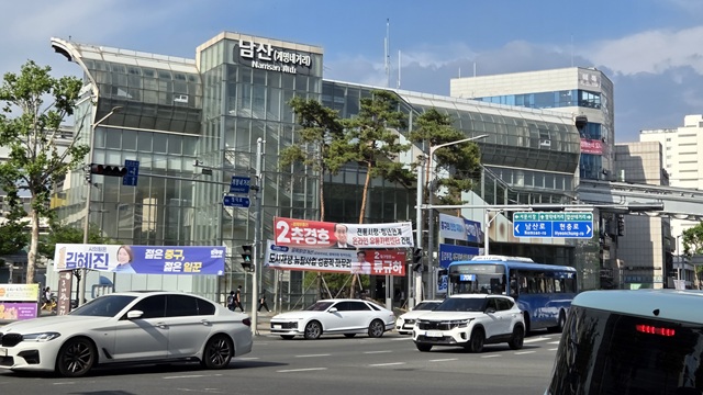 지난 1일 <더팩트>와 만난 대구시민들은 침체된 대구 경제 활성화와 발전을 위해 새로운 변화가 필요하다는 데 공감하면서도 저마다 자신이 지지하는 후보와 정당에 대해 여러 반응을 보였다. 사진은 대구시 남구 계명대 대명캠퍼스 인근 남산역. /이철영 기자