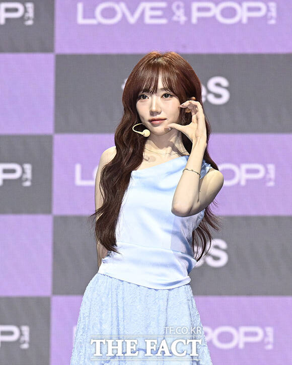 정하연과 박시온, 김채원, 지연, 서아, 설린(왼쪽 위부터 시계 방향)이 포즈를 취하고 있다.