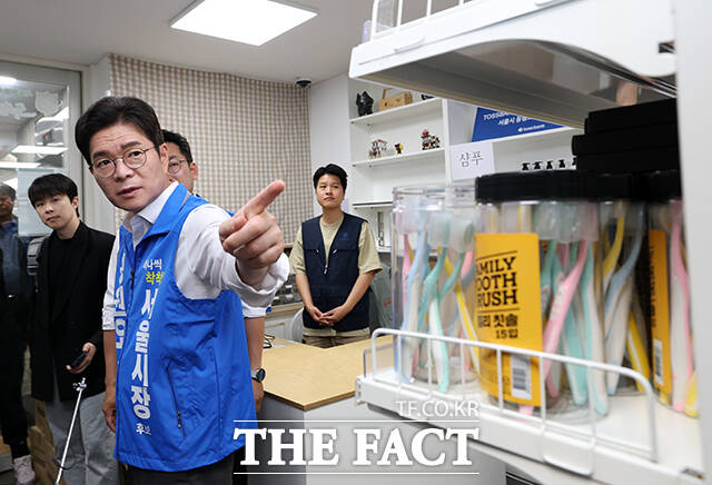 온기창고는 쪽방촌 주민들에게 생필품을 제공한다.