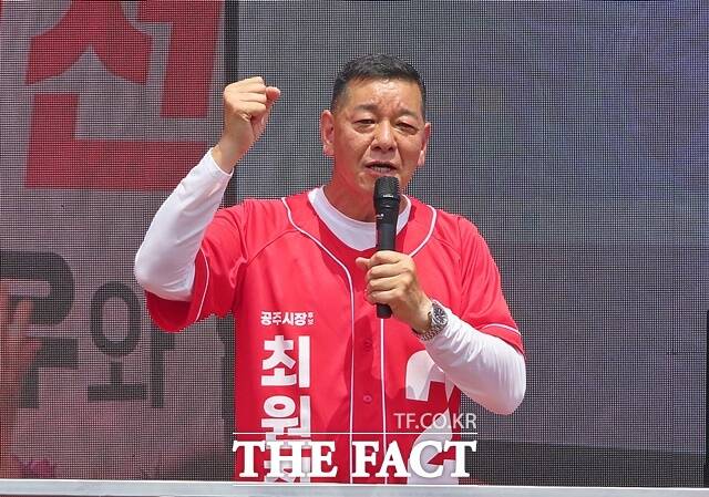 최원철 공주시장 후보는 1일 공주 산성시장 순풍외과앞에서 집중유세를 갖고 강한 공주를 만들겠다고 연설하고 있다. /김형중 기자
