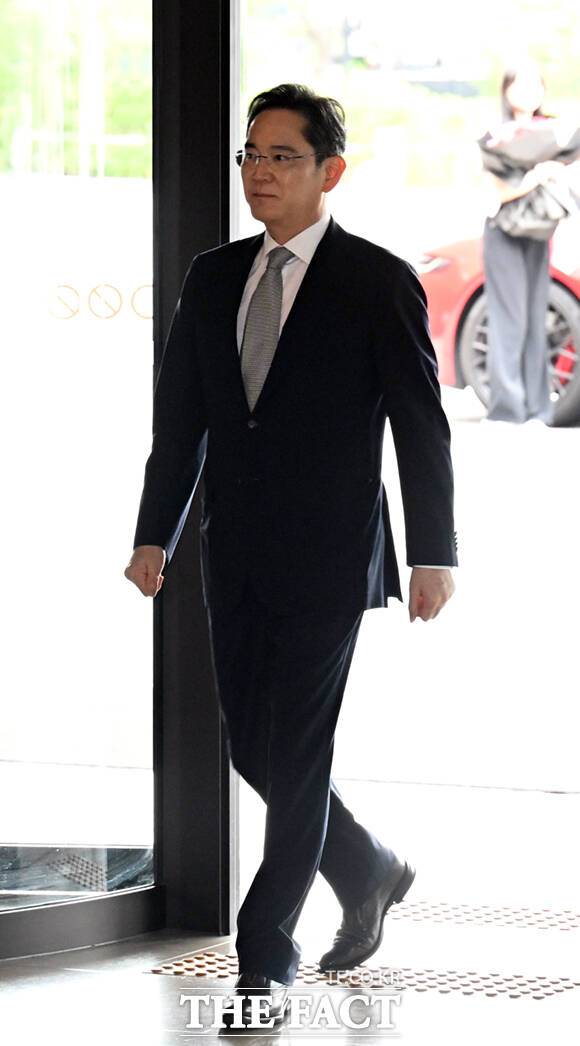 이재용 삼성전자 회장(가운데)이 1일 서울 중구 신라호텔에서 열린 2026 삼성 호암상 시상식에 참석해 김황식 이사장(오른쪽) 등과 인사하고 있다.