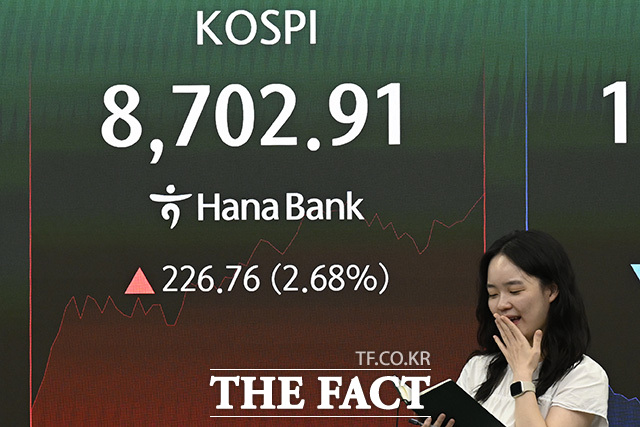 코스피가 장중 8700선을 돌파하며 사상 최고 기록을 재경신한 1일 오전 서울 중구 하나은행 본점 딜링룸 전광판에 코스피가 표시돼 있다. /송호영 기자