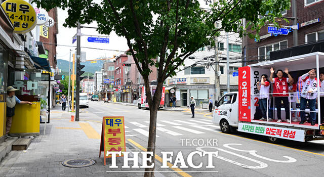 오세훈 국민의힘 서울시장 후보가 6.3 지방선거 본투표를 이틀 앞둔 1일 서울 도봉구 도깨비시장을 찾아 유권자들에게 지지를 호소하며 '글로벌 TOP3'이라고 적힌 티셔츠를 공개하고 있다. /이새롬 기자