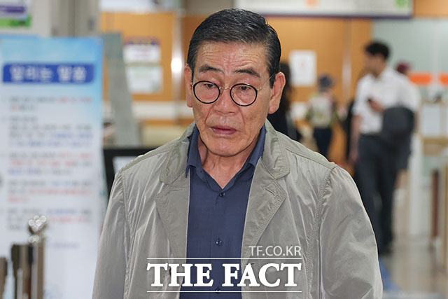5000억대 부동산 투자사기 혐의를 받는 김현재 케이삼흥 회장이 1일 오전 서울 서초구 서울중앙지방법원에서 열린 공판에 출석하고 있다. /서예원 기자