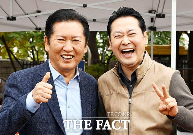전국동시지방선거의 역대 최고 사전투표율을 두고 여야는 막판 지지층 결집과 본투표 참여 독려에 총력을 기울이고 있다. 사진은 정청래(왼쪽) 더불어민주당 대표와 장동혁 국민의힘 대표가 지난 2025년 11월8일 서울 여의도 국회운동장에서 한국사진기자협회 주최로 열린 '2025 사진기자가족 체육대회'를 방문해 사진기자들의 요청에 포즈를 취하며 기념 촬영을 하고 있는 모습. /사진공동취재단