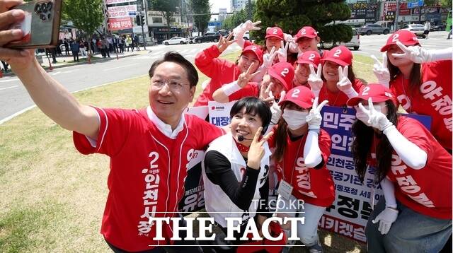 1일 미추홀구 주안역 일대 유세 현장에서 유정복 국민의힘 인천시장 후보가 선거운동원들과 함께 기념 촬영을 하고 있다. /유정복 후보 캠프