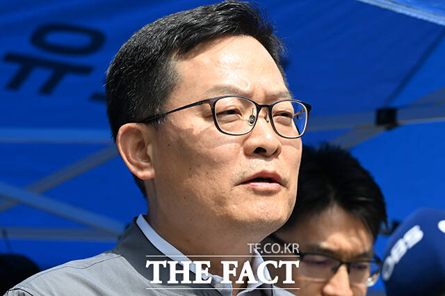 손재일 한화에어로스페이스 대표이사(가운데)와 관계자들이 1일 오후 대전 유성구 한화에어로스페이스 대전사업장 앞에서 화재발생 관련 브리핑을 마치고 고개숙여 사과하고 있다. /대전=김성렬 기자