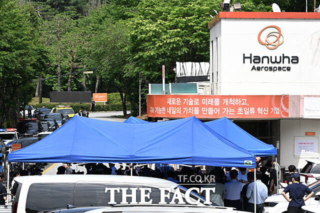 1일 오전 10시 59분께 대전 유성구 한화에어로스페이스 대전사업장에서 화재가 발생한 가운데, 경찰차 한 대가 사업장을 빠져나오고 있다. /대전=김성렬 기자