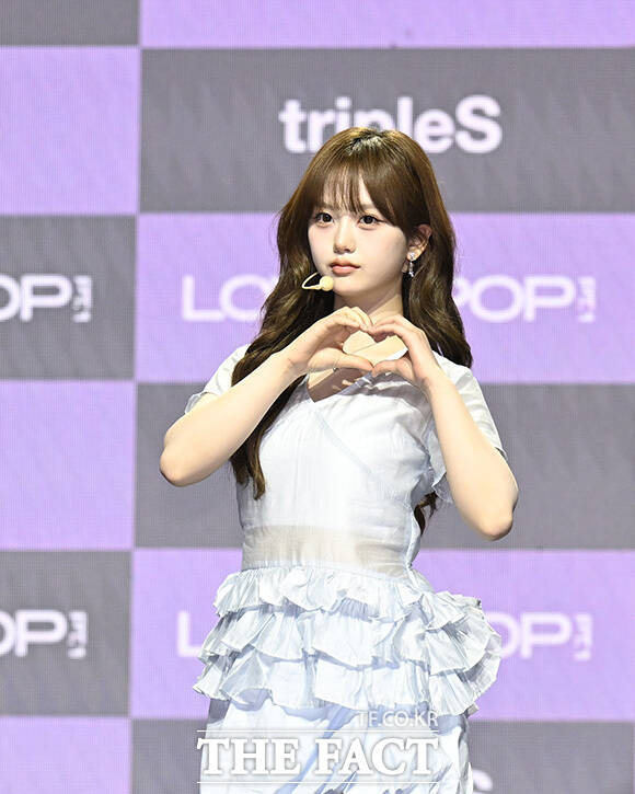 정하연과 박시온, 김채원, 지연, 서아, 설린(왼쪽 위부터 시계 방향)이 포즈를 취하고 있다.