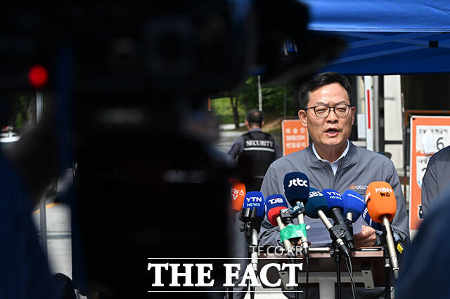 손재일 한화에어로스페이스 대표이사(가운데)와 관계자들이 1일 오후 대전 유성구 한화에어로스페이스 대전사업장 앞에서 화재발생 관련 브리핑을 마치고 고개숙여 사과하고 있다. /대전=김성렬 기자
