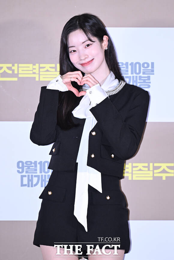 그룹 트와이스의 다현이 자신의 생일에 울산 사회복지공동모금회에 기부금 3000만 원을 전달했다. 사진은 지난해 9월서울 송파구 롯데시네마 월드타워점에서 열린 영화 '전력질주' 언론시사회 및 기자간담회에 참석해 포즈를 취하고 있는 모습. /이새롬 기