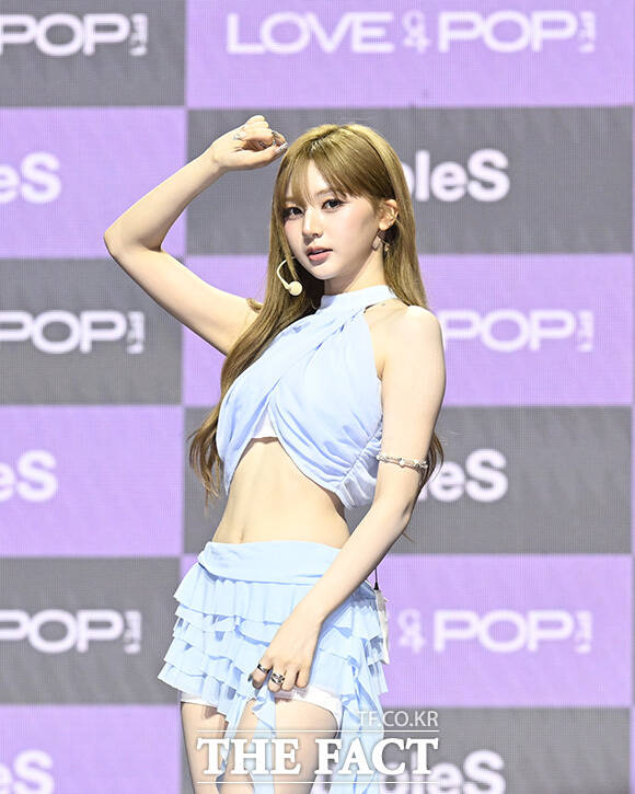 김나경과 공유빈, 카에데, 곽연지, 코토네, 서다현(왼쪽 위부터 시계 방향)이 포즈를 취하고 있다.