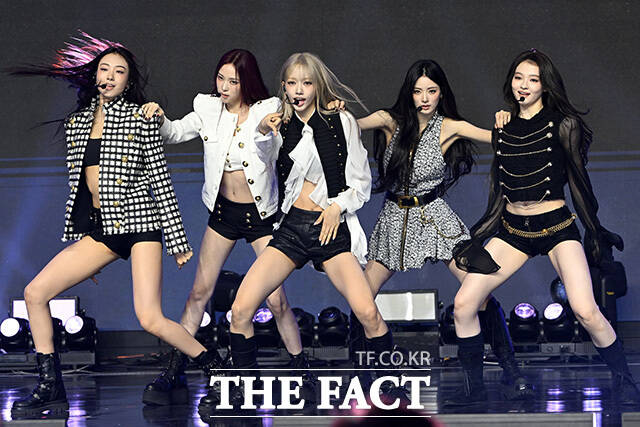타이틀 곡 'DDI RO RI(띠로리)' 무대 펼치는 미야오.