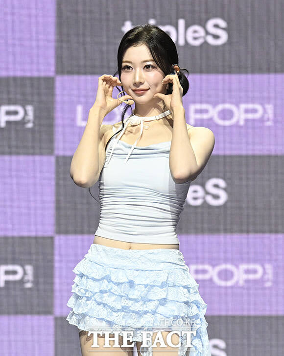 김나경과 공유빈, 카에데, 곽연지, 코토네, 서다현(왼쪽 위부터 시계 방향)이 포즈를 취하고 있다.
