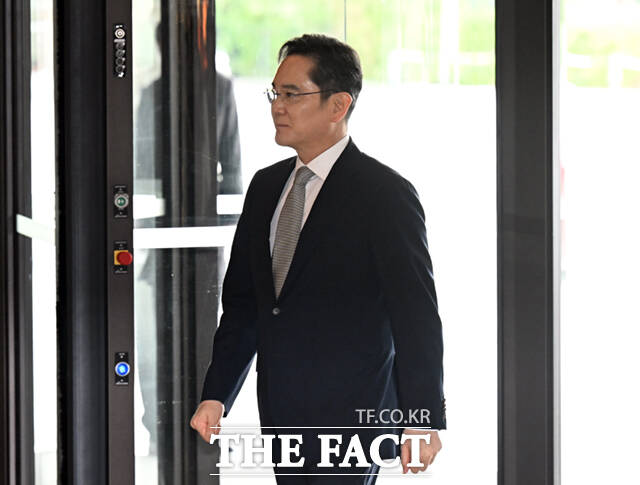 이재용 삼성전자 회장(가운데)이 1일 서울 중구 신라호텔에서 열린 2026 삼성 호암상 시상식에 참석해 김황식 이사장(오른쪽) 등과 인사하고 있다.